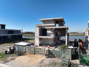 Casa en venta al lago con 5 habitaciones en suite en Los Puentes, Nordelta