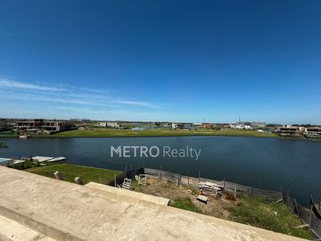 Casa en venta al lago con 5 habitaciones en suite en Los Puentes, Nordelta