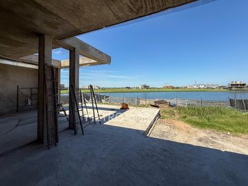 Casa en venta al lago con 5 habitaciones en suite en Los Puentes, Nordelta