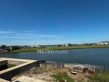 Casa en venta al lago con 5 habitaciones en suite en Los Puentes, Nordelta