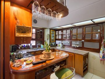 Casa en  impecable estado, 2 plantas con 3 dorm uno en suite, amplio parque, gge