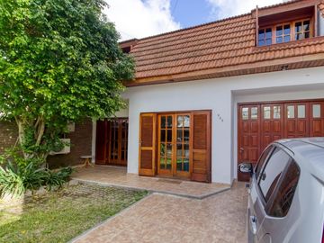 Casa en  impecable estado, 2 plantas con 3 dorm uno en suite, amplio parque, gge