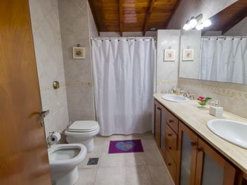 Casa en  impecable estado, 2 plantas con 3 dorm uno en suite, amplio parque, gge