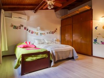 Casa en  impecable estado, 2 plantas con 3 dorm uno en suite, amplio parque, gge