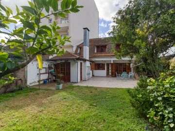 Casa en  impecable estado, 2 plantas con 3 dorm uno en suite, amplio parque, gge