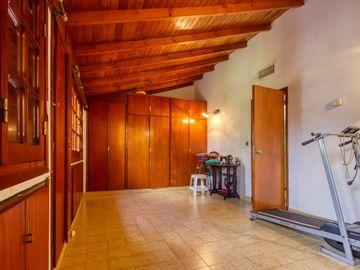 Casa en  impecable estado, 2 plantas con 3 dorm uno en suite, amplio parque, gge
