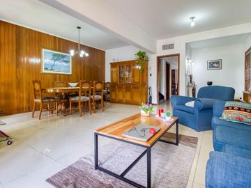 Casa en  impecable estado, 2 plantas con 3 dorm uno en suite, amplio parque, gge
