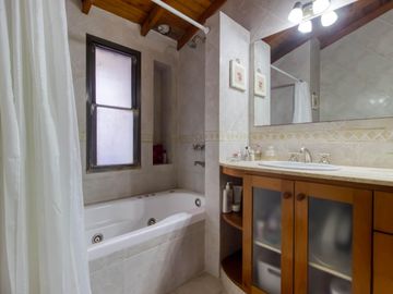 Casa en  impecable estado, 2 plantas con 3 dorm uno en suite, amplio parque, gge