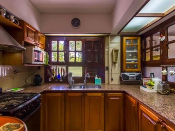 Casa en  impecable estado, 2 plantas con 3 dorm uno en suite, amplio parque, gge