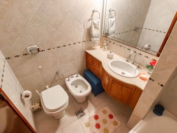 Casa en  impecable estado, 2 plantas con 3 dorm uno en suite, amplio parque, gge