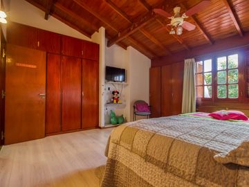 Casa en  impecable estado, 2 plantas con 3 dorm uno en suite, amplio parque, gge