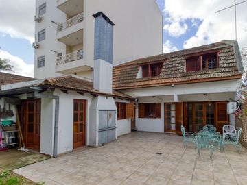 Casa en  impecable estado, 2 plantas con 3 dorm uno en suite, amplio parque, gge