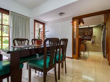 Casa en  impecable estado, 2 plantas con 3 dorm uno en suite, amplio parque, gge