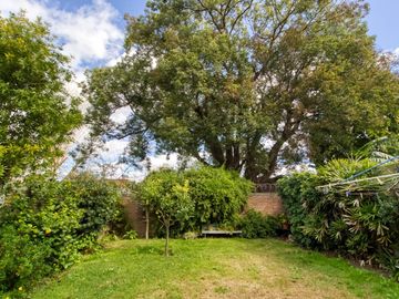 Casa en  impecable estado, 2 plantas con 3 dorm uno en suite, amplio parque, gge