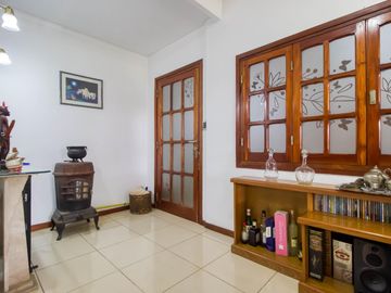 Casa en  impecable estado, 2 plantas con 3 dorm uno en suite, amplio parque, gge