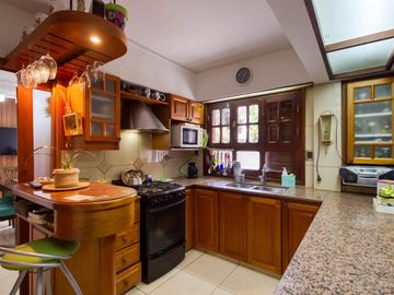Casa en  impecable estado, 2 plantas con 3 dorm uno en suite, amplio parque, gge