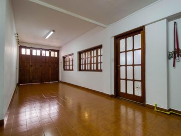 Casa en  impecable estado, 2 plantas con 3 dorm uno en suite, amplio parque, gge