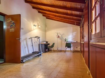 Casa en  impecable estado, 2 plantas con 3 dorm uno en suite, amplio parque, gge
