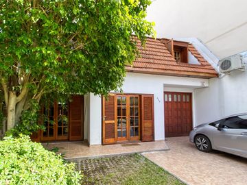 Casa en  impecable estado, 2 plantas con 3 dorm uno en suite, amplio parque, gge