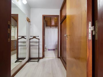 Casa en  impecable estado, 2 plantas con 3 dorm uno en suite, amplio parque, gge
