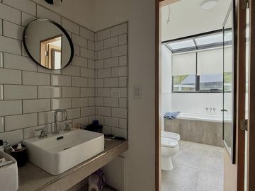 Moderna casa en barrio Pinares, Santa Clara