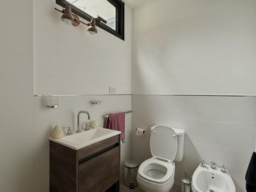 Moderna casa en barrio Pinares, Santa Clara