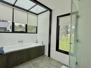 Moderna casa en barrio Pinares, Santa Clara