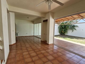 Casa en venta al norte de la ciudad de colima,  esmeralda norte.