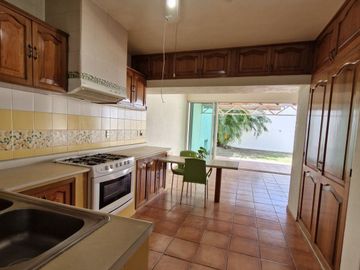 Casa en venta al norte de la ciudad de colima,  esmeralda norte.