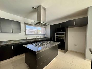Se vende casa en Solares, Coto Sendeira, Zapopan, Jalisco.