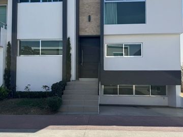 Se vende casa en Solares, Coto Sendeira, Zapopan, Jalisco.