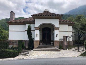 CASA EN VENTA EN LA JOYA DEL VENADO SPGG
