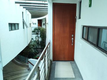 Departamento exterior en primer piso con Roof Garden.
