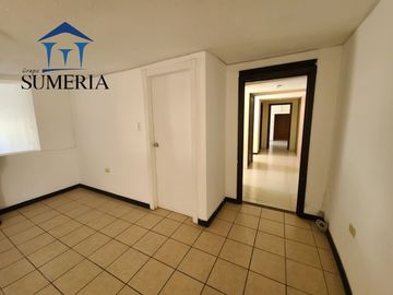 Amplia residencia en Jardines del Santuario