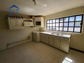 Amplia residencia en Jardines del Santuario