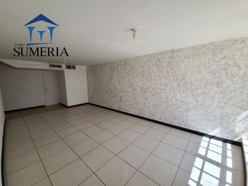Amplia residencia en Jardines del Santuario