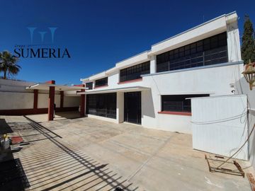 Amplia residencia en Jardines del Santuario