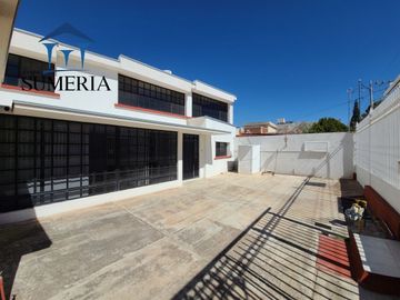 Amplia residencia en Jardines del Santuario
