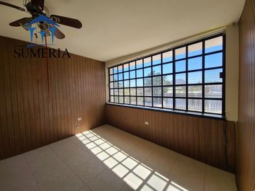 Amplia residencia en Jardines del Santuario