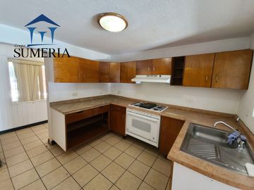 Amplia residencia en Jardines del Santuario