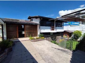HERMOSA CASA EN VENTA DE 3 PLANTAS SECTOR QUITO TENNIS