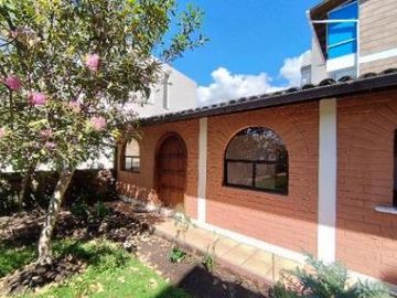 HERMOSA CASA EN VENTA DE 3 PLANTAS SECTOR QUITO TENNIS