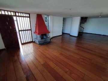 HERMOSA CASA EN VENTA DE 3 PLANTAS SECTOR QUITO TENNIS