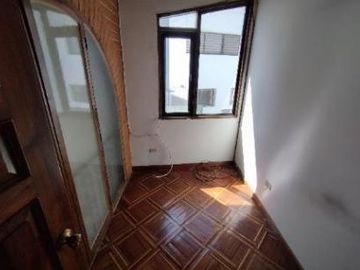 HERMOSA CASA EN VENTA DE 3 PLANTAS SECTOR QUITO TENNIS
