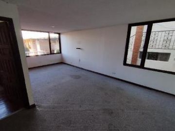 HERMOSA CASA EN VENTA DE 3 PLANTAS SECTOR QUITO TENNIS