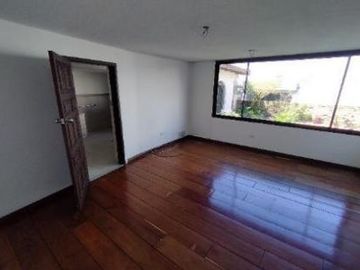 HERMOSA CASA EN VENTA DE 3 PLANTAS SECTOR QUITO TENNIS