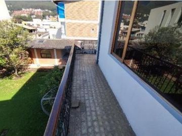 HERMOSA CASA EN VENTA DE 3 PLANTAS SECTOR QUITO TENNIS