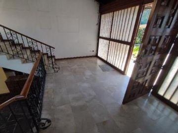 HERMOSA CASA EN VENTA DE 3 PLANTAS SECTOR QUITO TENNIS