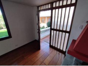 HERMOSA CASA EN VENTA DE 3 PLANTAS SECTOR QUITO TENNIS