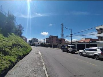 HERMOSA CASA EN VENTA DE 3 PLANTAS SECTOR QUITO TENNIS